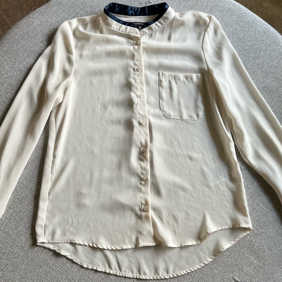Dressy blouse! Ivory with navy blue trim silky neck. Banana Republic. - Picture 4 of 4